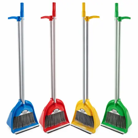 Фото №1 - Вик: Набор совок-контейнер и щетка Uctem