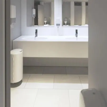 Tork: Диспенсер H3 Elevation Singlefold для полотенец в пачках белый