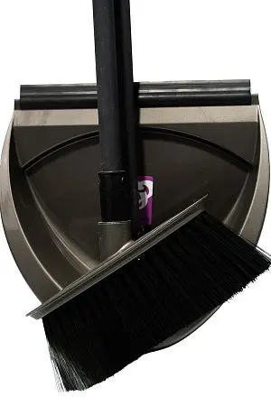 Фото №2 - Хозяйственный инвентарь: Совок для мусора пластик со щеткой "Ленивка" складной Svip Классика