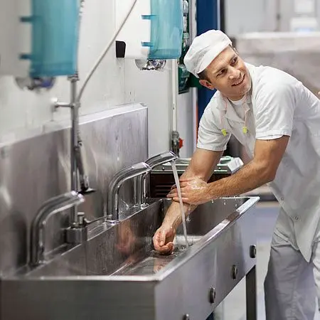 Фото №10 - Tork: Диспенсер М2 Performance для полотенец ЦВ белый