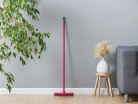 Фото №7 - Хозяйственный инвентарь: Щетка Шробер YORK Твинго на пластик.основе с рукояткой 110см