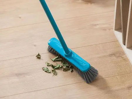 Фото №8 - Хозяйственный инвентарь: Щетка YORK Карла с рукояткой