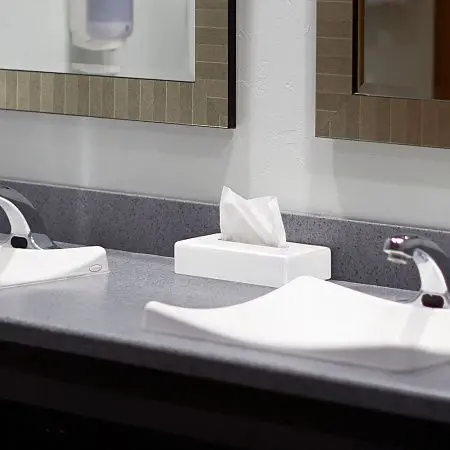 Фото №3 - Tork: Диспенсер F1 для салфеток для лица белый