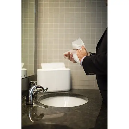 Фото №4 - Tork: Диспенсер H2 Elevation Multifold для полотенец в пачках настольный белый